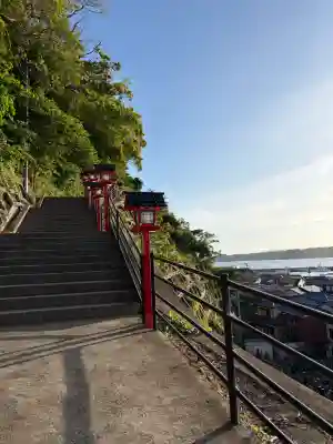 遠見岬神社の{uncategorized: "未分類", other: "その他", undefined: "問題あり", building: "その他建物", grave: "お墓", sacred_gate: "鳥居", guardian: "狛犬", statue: "像", buddha: "仏像", history: "歴史", nature: "自然", garden: "庭園", animal: "動物", pagoda: "塔", temizu: "手水舎", mountain_gate: "山門・神門", sanctuary: "本殿・本堂", subordinate: "末社・摂社", art: "芸術", scenery: "景色", jizo: "地蔵", ema: "絵馬", goshuin: "御朱印", omikuji: "おみくじ", items: "授与品その他", amulet: "お守り", goshuincho: "御朱印帳", eats: "食事", festival: "お祭り", votive_dance: "神楽", shichigosan: "七五三参", wedding: "結婚式", experience: "体験その他", initially: "初詣", around: "周辺", anti_infection: "感染症対策"}