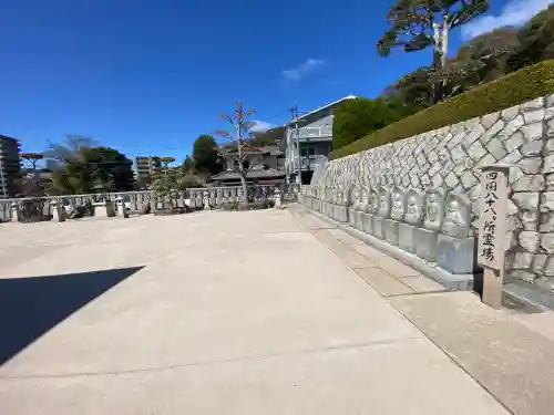 聖光寺の{uncategorized: "未分類", other: "その他", undefined: "問題あり", building: "その他建物", grave: "お墓", sacred_gate: "鳥居", guardian: "狛犬", statue: "像", buddha: "仏像", history: "歴史", nature: "自然", garden: "庭園", animal: "動物", pagoda: "塔", temizu: "手水舎", mountain_gate: "山門・神門", sanctuary: "本殿・本堂", subordinate: "末社・摂社", art: "芸術", scenery: "景色", jizo: "地蔵", ema: "絵馬", goshuin: "御朱印", omikuji: "おみくじ", items: "授与品その他", amulet: "お守り", goshuincho: "御朱印帳", eats: "食事", festival: "お祭り", votive_dance: "神楽", shichigosan: "七五三参", wedding: "結婚式", experience: "体験その他", initially: "初詣", around: "周辺", anti_infection: "感染症対策"}