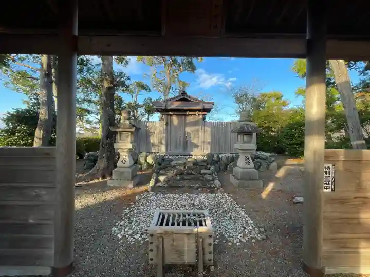 日和神社の{uncategorized: "未分類", other: "その他", undefined: "問題あり", building: "その他建物", grave: "お墓", sacred_gate: "鳥居", guardian: "狛犬", statue: "像", buddha: "仏像", history: "歴史", nature: "自然", garden: "庭園", animal: "動物", pagoda: "塔", temizu: "手水舎", mountain_gate: "山門・神門", sanctuary: "本殿・本堂", subordinate: "末社・摂社", art: "芸術", scenery: "景色", jizo: "地蔵", ema: "絵馬", goshuin: "御朱印", omikuji: "おみくじ", items: "授与品その他", amulet: "お守り", goshuincho: "御朱印帳", eats: "食事", festival: "お祭り", votive_dance: "神楽", shichigosan: "七五三参", wedding: "結婚式", experience: "体験その他", initially: "初詣", around: "周辺", anti_infection: "感染症対策"}