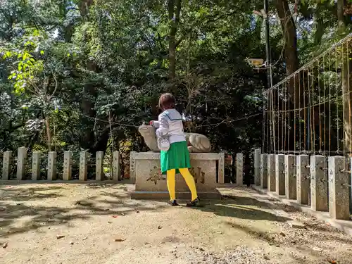 味美白山神社の像