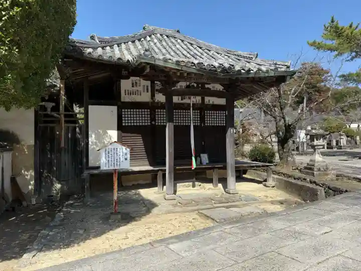 粉河寺の{uncategorized: "未分類", other: "その他", undefined: "問題あり", building: "その他建物", grave: "お墓", sacred_gate: "鳥居", guardian: "狛犬", statue: "像", buddha: "仏像", history: "歴史", nature: "自然", garden: "庭園", animal: "動物", pagoda: "塔", temizu: "手水舎", mountain_gate: "山門・神門", sanctuary: "本殿・本堂", subordinate: "末社・摂社", art: "芸術", scenery: "景色", jizo: "地蔵", ema: "絵馬", goshuin: "御朱印", omikuji: "おみくじ", items: "授与品その他", amulet: "お守り", goshuincho: "御朱印帳", eats: "食事", festival: "お祭り", votive_dance: "神楽", shichigosan: "七五三参", wedding: "結婚式", experience: "体験その他", initially: "初詣", around: "周辺", anti_infection: "感染症対策"}