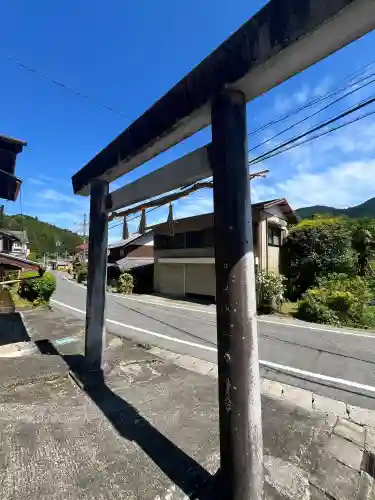 幡須神社の{uncategorized: "未分類", other: "その他", undefined: "問題あり", building: "その他建物", grave: "お墓", sacred_gate: "鳥居", guardian: "狛犬", statue: "像", buddha: "仏像", history: "歴史", nature: "自然", garden: "庭園", animal: "動物", pagoda: "塔", temizu: "手水舎", mountain_gate: "山門・神門", sanctuary: "本殿・本堂", subordinate: "末社・摂社", art: "芸術", scenery: "景色", jizo: "地蔵", ema: "絵馬", goshuin: "御朱印", omikuji: "おみくじ", items: "授与品その他", amulet: "お守り", goshuincho: "御朱印帳", eats: "食事", festival: "お祭り", votive_dance: "神楽", shichigosan: "七五三参", wedding: "結婚式", experience: "体験その他", initially: "初詣", around: "周辺", anti_infection: "感染症対策"}