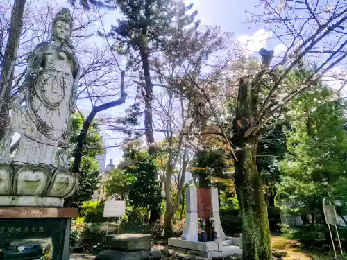 増上寺の{uncategorized: "未分類", other: "その他", undefined: "問題あり", building: "その他建物", grave: "お墓", sacred_gate: "鳥居", guardian: "狛犬", statue: "像", buddha: "仏像", history: "歴史", nature: "自然", garden: "庭園", animal: "動物", pagoda: "塔", temizu: "手水舎", mountain_gate: "山門・神門", sanctuary: "本殿・本堂", subordinate: "末社・摂社", art: "芸術", scenery: "景色", jizo: "地蔵", ema: "絵馬", goshuin: "御朱印", omikuji: "おみくじ", items: "授与品その他", amulet: "お守り", goshuincho: "御朱印帳", eats: "食事", festival: "お祭り", votive_dance: "神楽", shichigosan: "七五三参", wedding: "結婚式", experience: "体験その他", initially: "初詣", around: "周辺", anti_infection: "感染症対策"}