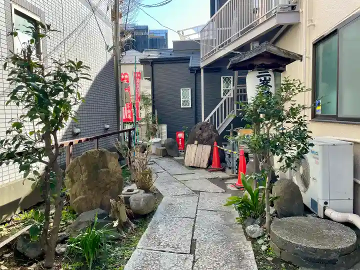 三峯神社の{uncategorized: "未分類", other: "その他", undefined: "問題あり", building: "その他建物", grave: "お墓", sacred_gate: "鳥居", guardian: "狛犬", statue: "像", buddha: "仏像", history: "歴史", nature: "自然", garden: "庭園", animal: "動物", pagoda: "塔", temizu: "手水舎", mountain_gate: "山門・神門", sanctuary: "本殿・本堂", subordinate: "末社・摂社", art: "芸術", scenery: "景色", jizo: "地蔵", ema: "絵馬", goshuin: "御朱印", omikuji: "おみくじ", items: "授与品その他", amulet: "お守り", goshuincho: "御朱印帳", eats: "食事", festival: "お祭り", votive_dance: "神楽", shichigosan: "七五三参", wedding: "結婚式", experience: "体験その他", initially: "初詣", around: "周辺", anti_infection: "感染症対策"}