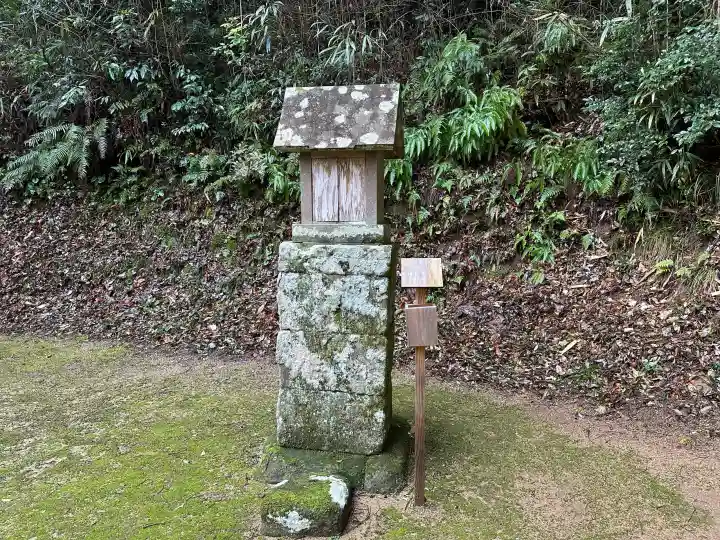 佐為神社の{uncategorized: "未分類", other: "その他", undefined: "問題あり", building: "その他建物", grave: "お墓", sacred_gate: "鳥居", guardian: "狛犬", statue: "像", buddha: "仏像", history: "歴史", nature: "自然", garden: "庭園", animal: "動物", pagoda: "塔", temizu: "手水舎", mountain_gate: "山門・神門", sanctuary: "本殿・本堂", subordinate: "末社・摂社", art: "芸術", scenery: "景色", jizo: "地蔵", ema: "絵馬", goshuin: "御朱印", omikuji: "おみくじ", items: "授与品その他", amulet: "お守り", goshuincho: "御朱印帳", eats: "食事", festival: "お祭り", votive_dance: "神楽", shichigosan: "七五三参", wedding: "結婚式", experience: "体験その他", initially: "初詣", around: "周辺", anti_infection: "感染症対策"}