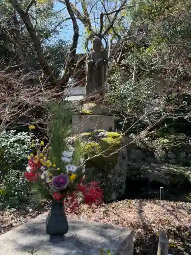 舎那院の{uncategorized: "未分類", other: "その他", undefined: "問題あり", building: "その他建物", grave: "お墓", sacred_gate: "鳥居", guardian: "狛犬", statue: "像", buddha: "仏像", history: "歴史", nature: "自然", garden: "庭園", animal: "動物", pagoda: "塔", temizu: "手水舎", mountain_gate: "山門・神門", sanctuary: "本殿・本堂", subordinate: "末社・摂社", art: "芸術", scenery: "景色", jizo: "地蔵", ema: "絵馬", goshuin: "御朱印", omikuji: "おみくじ", items: "授与品その他", amulet: "お守り", goshuincho: "御朱印帳", eats: "食事", festival: "お祭り", votive_dance: "神楽", shichigosan: "七五三参", wedding: "結婚式", experience: "体験その他", initially: "初詣", around: "周辺", anti_infection: "感染症対策"}