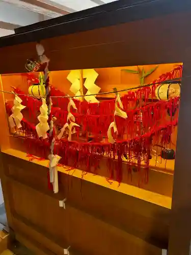 服織神社（真清田神社境内社）の{uncategorized: "未分類", other: "その他", undefined: "問題あり", building: "その他建物", grave: "お墓", sacred_gate: "鳥居", guardian: "狛犬", statue: "像", buddha: "仏像", history: "歴史", nature: "自然", garden: "庭園", animal: "動物", pagoda: "塔", temizu: "手水舎", mountain_gate: "山門・神門", sanctuary: "本殿・本堂", subordinate: "末社・摂社", art: "芸術", scenery: "景色", jizo: "地蔵", ema: "絵馬", goshuin: "御朱印", omikuji: "おみくじ", items: "授与品その他", amulet: "お守り", goshuincho: "御朱印帳", eats: "食事", festival: "お祭り", votive_dance: "神楽", shichigosan: "七五三参", wedding: "結婚式", experience: "体験その他", initially: "初詣", around: "周辺", anti_infection: "感染症対策"}