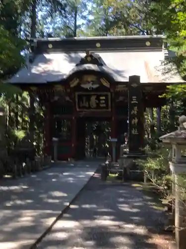 三峯神社の山門