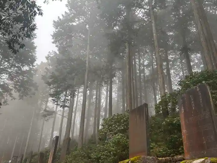 三峯神社の{uncategorized: "未分類", other: "その他", undefined: "問題あり", building: "その他建物", grave: "お墓", sacred_gate: "鳥居", guardian: "狛犬", statue: "像", buddha: "仏像", history: "歴史", nature: "自然", garden: "庭園", animal: "動物", pagoda: "塔", temizu: "手水舎", mountain_gate: "山門・神門", sanctuary: "本殿・本堂", subordinate: "末社・摂社", art: "芸術", scenery: "景色", jizo: "地蔵", ema: "絵馬", goshuin: "御朱印", omikuji: "おみくじ", items: "授与品その他", amulet: "お守り", goshuincho: "御朱印帳", eats: "食事", festival: "お祭り", votive_dance: "神楽", shichigosan: "七五三参", wedding: "結婚式", experience: "体験その他", initially: "初詣", around: "周辺", anti_infection: "感染症対策"}