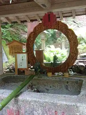 大嶽山那賀都神社の手水舎