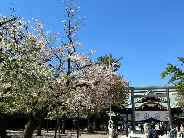 靖國神社の{uncategorized: "未分類", other: "その他", undefined: "問題あり", building: "その他建物", grave: "お墓", sacred_gate: "鳥居", guardian: "狛犬", statue: "像", buddha: "仏像", history: "歴史", nature: "自然", garden: "庭園", animal: "動物", pagoda: "塔", temizu: "手水舎", mountain_gate: "山門・神門", sanctuary: "本殿・本堂", subordinate: "末社・摂社", art: "芸術", scenery: "景色", jizo: "地蔵", ema: "絵馬", goshuin: "御朱印", omikuji: "おみくじ", items: "授与品その他", amulet: "お守り", goshuincho: "御朱印帳", eats: "食事", festival: "お祭り", votive_dance: "神楽", shichigosan: "七五三参", wedding: "結婚式", experience: "体験その他", initially: "初詣", around: "周辺", anti_infection: "感染症対策"}