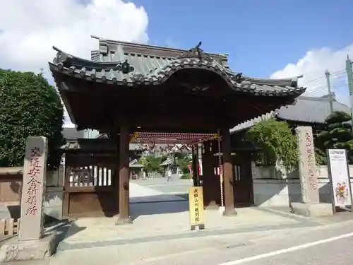 成田山川越別院の山門