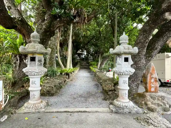 川平観音堂の{uncategorized: "未分類", other: "その他", undefined: "問題あり", building: "その他建物", grave: "お墓", sacred_gate: "鳥居", guardian: "狛犬", statue: "像", buddha: "仏像", history: "歴史", nature: "自然", garden: "庭園", animal: "動物", pagoda: "塔", temizu: "手水舎", mountain_gate: "山門・神門", sanctuary: "本殿・本堂", subordinate: "末社・摂社", art: "芸術", scenery: "景色", jizo: "地蔵", ema: "絵馬", goshuin: "御朱印", omikuji: "おみくじ", items: "授与品その他", amulet: "お守り", goshuincho: "御朱印帳", eats: "食事", festival: "お祭り", votive_dance: "神楽", shichigosan: "七五三参", wedding: "結婚式", experience: "体験その他", initially: "初詣", around: "周辺", anti_infection: "感染症対策"}