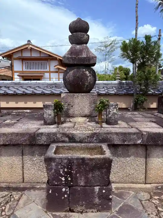 総見院の{uncategorized: "未分類", other: "その他", undefined: "問題あり", building: "その他建物", grave: "お墓", sacred_gate: "鳥居", guardian: "狛犬", statue: "像", buddha: "仏像", history: "歴史", nature: "自然", garden: "庭園", animal: "動物", pagoda: "塔", temizu: "手水舎", mountain_gate: "山門・神門", sanctuary: "本殿・本堂", subordinate: "末社・摂社", art: "芸術", scenery: "景色", jizo: "地蔵", ema: "絵馬", goshuin: "御朱印", omikuji: "おみくじ", items: "授与品その他", amulet: "お守り", goshuincho: "御朱印帳", eats: "食事", festival: "お祭り", votive_dance: "神楽", shichigosan: "七五三参", wedding: "結婚式", experience: "体験その他", initially: "初詣", around: "周辺", anti_infection: "感染症対策"}