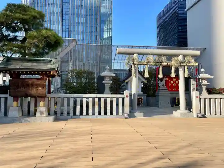 三囲神社(三圍神社)日本橋摂社の{uncategorized: "未分類", other: "その他", undefined: "問題あり", building: "その他建物", grave: "お墓", sacred_gate: "鳥居", guardian: "狛犬", statue: "像", buddha: "仏像", history: "歴史", nature: "自然", garden: "庭園", animal: "動物", pagoda: "塔", temizu: "手水舎", mountain_gate: "山門・神門", sanctuary: "本殿・本堂", subordinate: "末社・摂社", art: "芸術", scenery: "景色", jizo: "地蔵", ema: "絵馬", goshuin: "御朱印", omikuji: "おみくじ", items: "授与品その他", amulet: "お守り", goshuincho: "御朱印帳", eats: "食事", festival: "お祭り", votive_dance: "神楽", shichigosan: "七五三参", wedding: "結婚式", experience: "体験その他", initially: "初詣", around: "周辺", anti_infection: "感染症対策"}