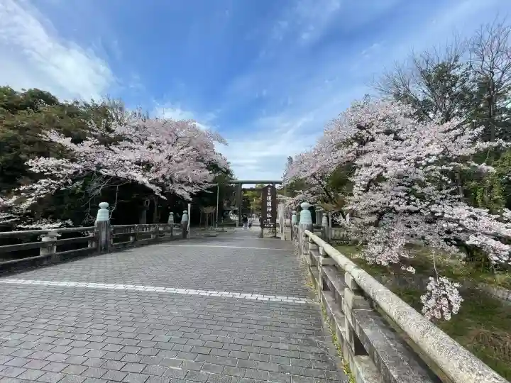 滋賀県護国神社の{uncategorized: "未分類", other: "その他", undefined: "問題あり", building: "その他建物", grave: "お墓", sacred_gate: "鳥居", guardian: "狛犬", statue: "像", buddha: "仏像", history: "歴史", nature: "自然", garden: "庭園", animal: "動物", pagoda: "塔", temizu: "手水舎", mountain_gate: "山門・神門", sanctuary: "本殿・本堂", subordinate: "末社・摂社", art: "芸術", scenery: "景色", jizo: "地蔵", ema: "絵馬", goshuin: "御朱印", omikuji: "おみくじ", items: "授与品その他", amulet: "お守り", goshuincho: "御朱印帳", eats: "食事", festival: "お祭り", votive_dance: "神楽", shichigosan: "七五三参", wedding: "結婚式", experience: "体験その他", initially: "初詣", around: "周辺", anti_infection: "感染症対策"}
