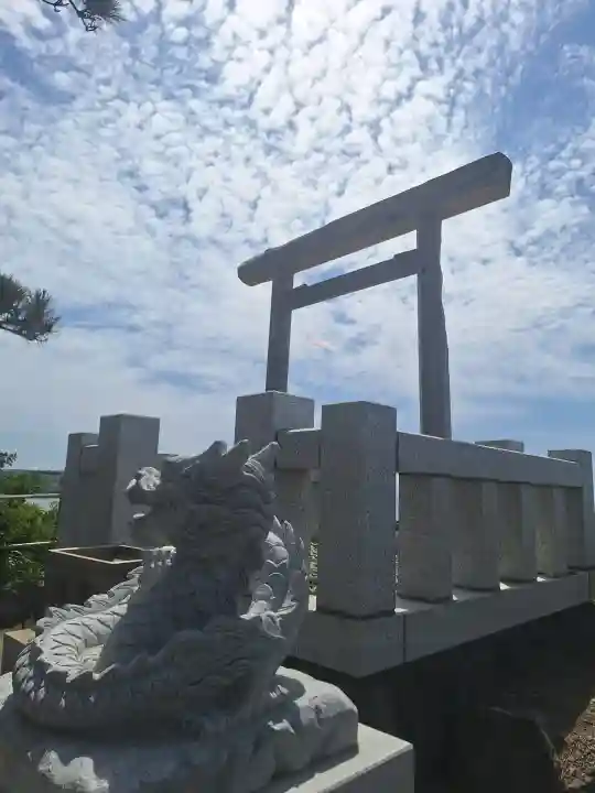 龍神宮遙拝所の{uncategorized: "未分類", other: "その他", undefined: "問題あり", building: "その他建物", grave: "お墓", sacred_gate: "鳥居", guardian: "狛犬", statue: "像", buddha: "仏像", history: "歴史", nature: "自然", garden: "庭園", animal: "動物", pagoda: "塔", temizu: "手水舎", mountain_gate: "山門・神門", sanctuary: "本殿・本堂", subordinate: "末社・摂社", art: "芸術", scenery: "景色", jizo: "地蔵", ema: "絵馬", goshuin: "御朱印", omikuji: "おみくじ", items: "授与品その他", amulet: "お守り", goshuincho: "御朱印帳", eats: "食事", festival: "お祭り", votive_dance: "神楽", shichigosan: "七五三参", wedding: "結婚式", experience: "体験その他", initially: "初詣", around: "周辺", anti_infection: "感染症対策"}