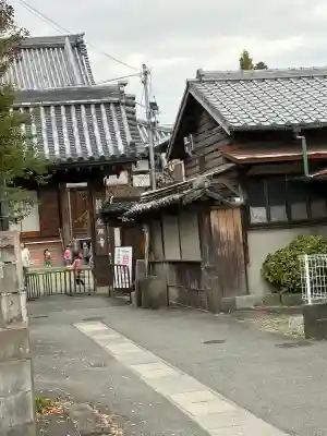 くろ谷 金戒光明寺の{uncategorized: "未分類", other: "その他", undefined: "問題あり", building: "その他建物", grave: "お墓", sacred_gate: "鳥居", guardian: "狛犬", statue: "像", buddha: "仏像", history: "歴史", nature: "自然", garden: "庭園", animal: "動物", pagoda: "塔", temizu: "手水舎", mountain_gate: "山門・神門", sanctuary: "本殿・本堂", subordinate: "末社・摂社", art: "芸術", scenery: "景色", jizo: "地蔵", ema: "絵馬", goshuin: "御朱印", omikuji: "おみくじ", items: "授与品その他", amulet: "お守り", goshuincho: "御朱印帳", eats: "食事", festival: "お祭り", votive_dance: "神楽", shichigosan: "七五三参", wedding: "結婚式", experience: "体験その他", initially: "初詣", around: "周辺", anti_infection: "感染症対策"}