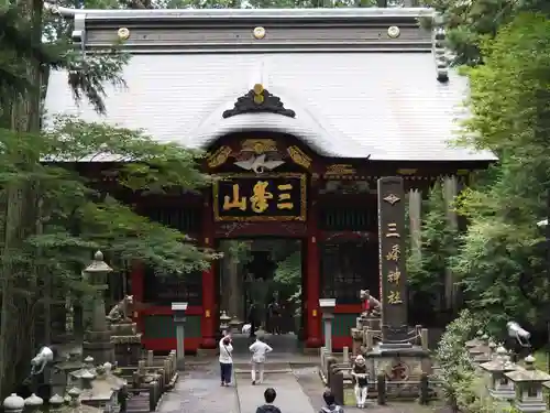 三峯神社の山門