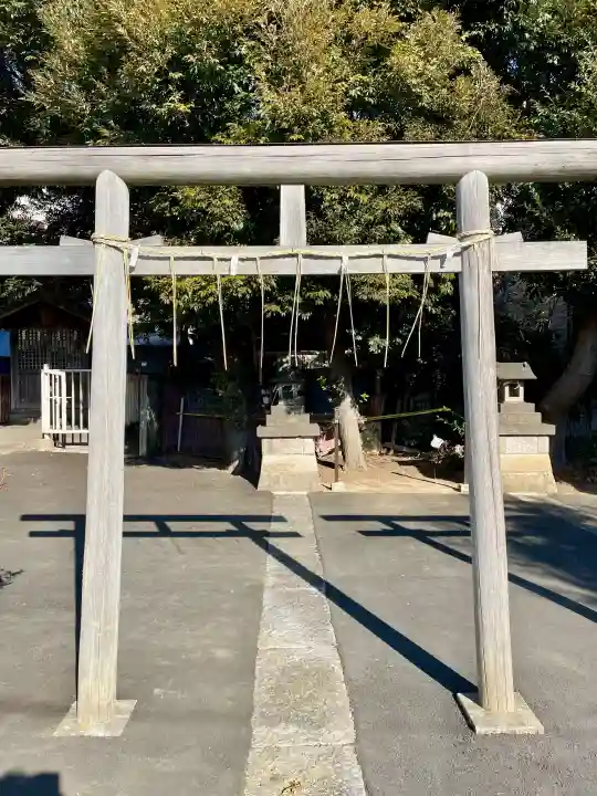 本一色天祖神社の{uncategorized: "未分類", other: "その他", undefined: "問題あり", building: "その他建物", grave: "お墓", sacred_gate: "鳥居", guardian: "狛犬", statue: "像", buddha: "仏像", history: "歴史", nature: "自然", garden: "庭園", animal: "動物", pagoda: "塔", temizu: "手水舎", mountain_gate: "山門・神門", sanctuary: "本殿・本堂", subordinate: "末社・摂社", art: "芸術", scenery: "景色", jizo: "地蔵", ema: "絵馬", goshuin: "御朱印", omikuji: "おみくじ", items: "授与品その他", amulet: "お守り", goshuincho: "御朱印帳", eats: "食事", festival: "お祭り", votive_dance: "神楽", shichigosan: "七五三参", wedding: "結婚式", experience: "体験その他", initially: "初詣", around: "周辺", anti_infection: "感染症対策"}