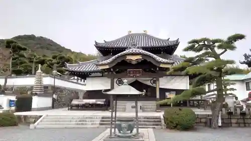 郷照寺の本殿・本堂