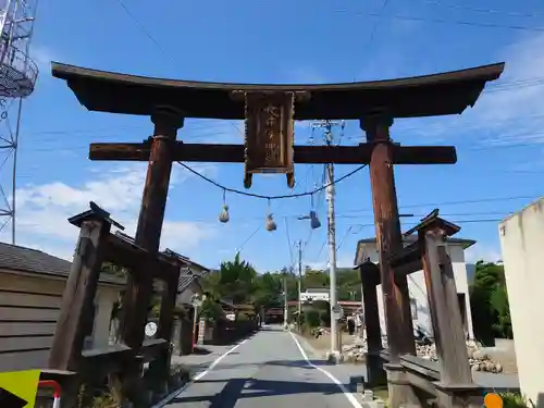 大井俣窪八幡神社の鳥居