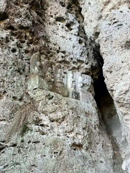 大谷寺の{uncategorized: "未分類", other: "その他", undefined: "問題あり", building: "その他建物", grave: "お墓", sacred_gate: "鳥居", guardian: "狛犬", statue: "像", buddha: "仏像", history: "歴史", nature: "自然", garden: "庭園", animal: "動物", pagoda: "塔", temizu: "手水舎", mountain_gate: "山門・神門", sanctuary: "本殿・本堂", subordinate: "末社・摂社", art: "芸術", scenery: "景色", jizo: "地蔵", ema: "絵馬", goshuin: "御朱印", omikuji: "おみくじ", items: "授与品その他", amulet: "お守り", goshuincho: "御朱印帳", eats: "食事", festival: "お祭り", votive_dance: "神楽", shichigosan: "七五三参", wedding: "結婚式", experience: "体験その他", initially: "初詣", around: "周辺", anti_infection: "感染症対策"}