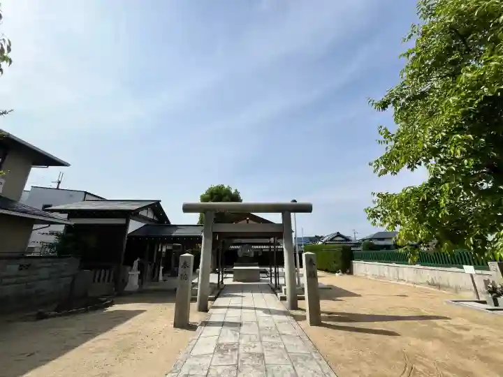 出雲大社大阪分祠 御旅所 (元宮)の{uncategorized: "未分類", other: "その他", undefined: "問題あり", building: "その他建物", grave: "お墓", sacred_gate: "鳥居", guardian: "狛犬", statue: "像", buddha: "仏像", history: "歴史", nature: "自然", garden: "庭園", animal: "動物", pagoda: "塔", temizu: "手水舎", mountain_gate: "山門・神門", sanctuary: "本殿・本堂", subordinate: "末社・摂社", art: "芸術", scenery: "景色", jizo: "地蔵", ema: "絵馬", goshuin: "御朱印", omikuji: "おみくじ", items: "授与品その他", amulet: "お守り", goshuincho: "御朱印帳", eats: "食事", festival: "お祭り", votive_dance: "神楽", shichigosan: "七五三参", wedding: "結婚式", experience: "体験その他", initially: "初詣", around: "周辺", anti_infection: "感染症対策"}