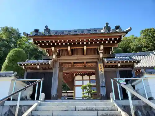 西林寺の山門