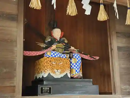 白國神社の像