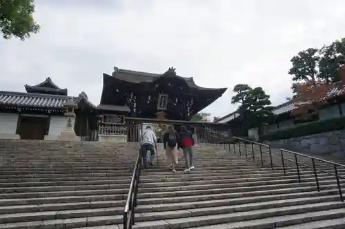 大谷本廟の山門・神門