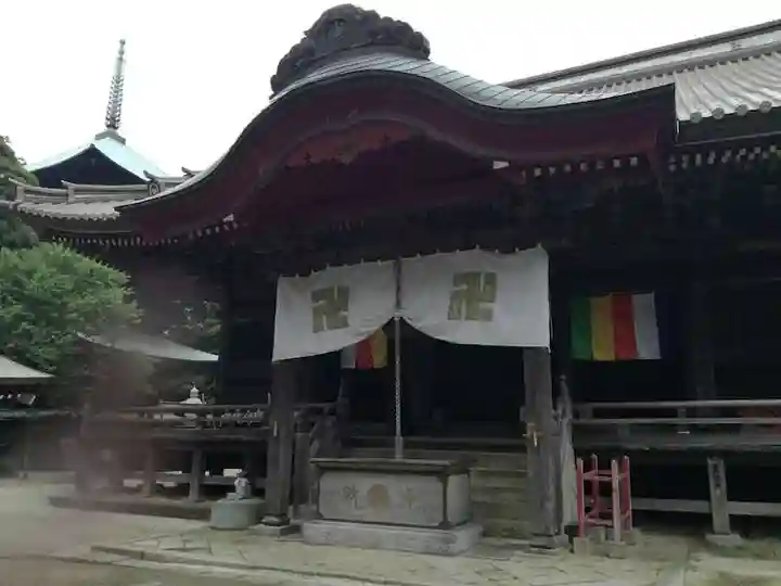 椎尾山薬王院の本殿・本堂