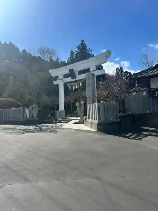 金蛇水神社の{uncategorized: "未分類", other: "その他", undefined: "問題あり", building: "その他建物", grave: "お墓", sacred_gate: "鳥居", guardian: "狛犬", statue: "像", buddha: "仏像", history: "歴史", nature: "自然", garden: "庭園", animal: "動物", pagoda: "塔", temizu: "手水舎", mountain_gate: "山門・神門", sanctuary: "本殿・本堂", subordinate: "末社・摂社", art: "芸術", scenery: "景色", jizo: "地蔵", ema: "絵馬", goshuin: "御朱印", omikuji: "おみくじ", items: "授与品その他", amulet: "お守り", goshuincho: "御朱印帳", eats: "食事", festival: "お祭り", votive_dance: "神楽", shichigosan: "七五三参", wedding: "結婚式", experience: "体験その他", initially: "初詣", around: "周辺", anti_infection: "感染症対策"}