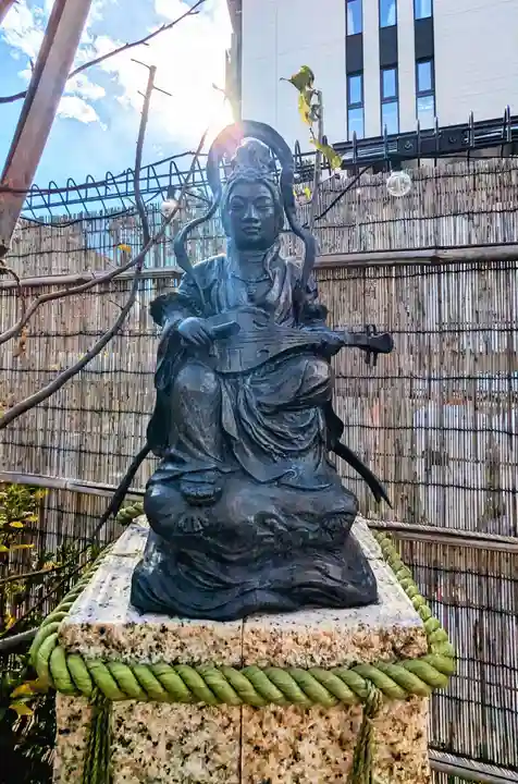 駒込妙義神社の像