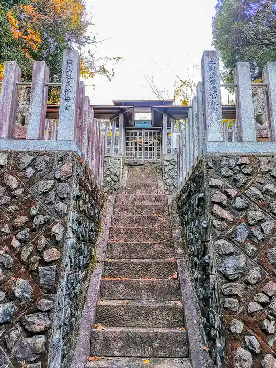 白山社の本殿・本堂