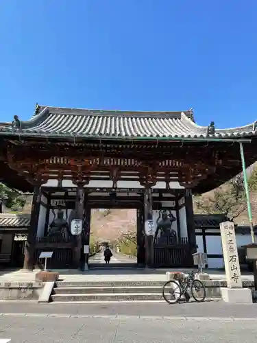 石山寺の山門