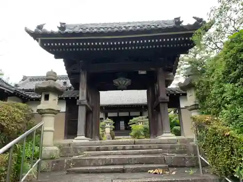 泉称寺の山門