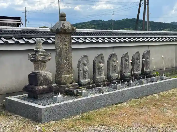 最澄院西願寺の{uncategorized: "未分類", other: "その他", undefined: "問題あり", building: "その他建物", grave: "お墓", sacred_gate: "鳥居", guardian: "狛犬", statue: "像", buddha: "仏像", history: "歴史", nature: "自然", garden: "庭園", animal: "動物", pagoda: "塔", temizu: "手水舎", mountain_gate: "山門・神門", sanctuary: "本殿・本堂", subordinate: "末社・摂社", art: "芸術", scenery: "景色", jizo: "地蔵", ema: "絵馬", goshuin: "御朱印", omikuji: "おみくじ", items: "授与品その他", amulet: "お守り", goshuincho: "御朱印帳", eats: "食事", festival: "お祭り", votive_dance: "神楽", shichigosan: "七五三参", wedding: "結婚式", experience: "体験その他", initially: "初詣", around: "周辺", anti_infection: "感染症対策"}