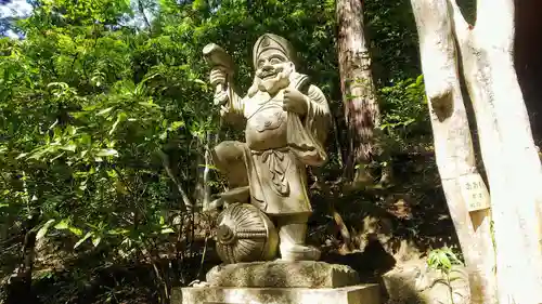 宝登山神社の像