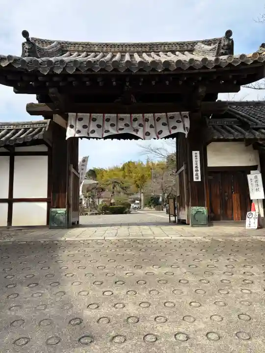 勧修寺の{uncategorized: "未分類", other: "その他", undefined: "問題あり", building: "その他建物", grave: "お墓", sacred_gate: "鳥居", guardian: "狛犬", statue: "像", buddha: "仏像", history: "歴史", nature: "自然", garden: "庭園", animal: "動物", pagoda: "塔", temizu: "手水舎", mountain_gate: "山門・神門", sanctuary: "本殿・本堂", subordinate: "末社・摂社", art: "芸術", scenery: "景色", jizo: "地蔵", ema: "絵馬", goshuin: "御朱印", omikuji: "おみくじ", items: "授与品その他", amulet: "お守り", goshuincho: "御朱印帳", eats: "食事", festival: "お祭り", votive_dance: "神楽", shichigosan: "七五三参", wedding: "結婚式", experience: "体験その他", initially: "初詣", around: "周辺", anti_infection: "感染症対策"}