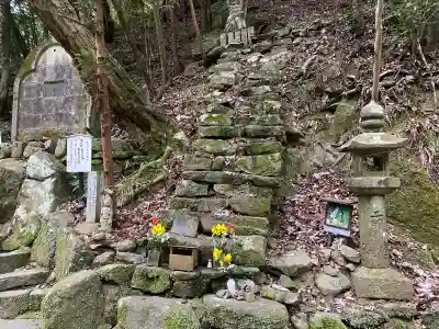 大本山七宝瀧寺の{uncategorized: "未分類", other: "その他", undefined: "問題あり", building: "その他建物", grave: "お墓", sacred_gate: "鳥居", guardian: "狛犬", statue: "像", buddha: "仏像", history: "歴史", nature: "自然", garden: "庭園", animal: "動物", pagoda: "塔", temizu: "手水舎", mountain_gate: "山門・神門", sanctuary: "本殿・本堂", subordinate: "末社・摂社", art: "芸術", scenery: "景色", jizo: "地蔵", ema: "絵馬", goshuin: "御朱印", omikuji: "おみくじ", items: "授与品その他", amulet: "お守り", goshuincho: "御朱印帳", eats: "食事", festival: "お祭り", votive_dance: "神楽", shichigosan: "七五三参", wedding: "結婚式", experience: "体験その他", initially: "初詣", around: "周辺", anti_infection: "感染症対策"}
