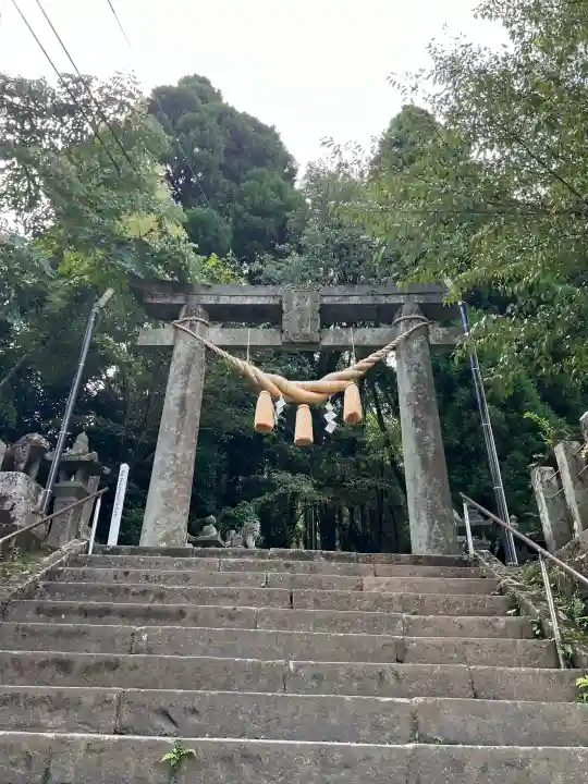 上色見熊野座神社の{uncategorized: "未分類", other: "その他", undefined: "問題あり", building: "その他建物", grave: "お墓", sacred_gate: "鳥居", guardian: "狛犬", statue: "像", buddha: "仏像", history: "歴史", nature: "自然", garden: "庭園", animal: "動物", pagoda: "塔", temizu: "手水舎", mountain_gate: "山門・神門", sanctuary: "本殿・本堂", subordinate: "末社・摂社", art: "芸術", scenery: "景色", jizo: "地蔵", ema: "絵馬", goshuin: "御朱印", omikuji: "おみくじ", items: "授与品その他", amulet: "お守り", goshuincho: "御朱印帳", eats: "食事", festival: "お祭り", votive_dance: "神楽", shichigosan: "七五三参", wedding: "結婚式", experience: "体験その他", initially: "初詣", around: "周辺", anti_infection: "感染症対策"}