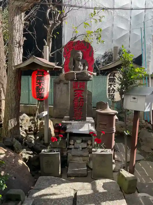三峯神社の{uncategorized: "未分類", other: "その他", undefined: "問題あり", building: "その他建物", grave: "お墓", sacred_gate: "鳥居", guardian: "狛犬", statue: "像", buddha: "仏像", history: "歴史", nature: "自然", garden: "庭園", animal: "動物", pagoda: "塔", temizu: "手水舎", mountain_gate: "山門・神門", sanctuary: "本殿・本堂", subordinate: "末社・摂社", art: "芸術", scenery: "景色", jizo: "地蔵", ema: "絵馬", goshuin: "御朱印", omikuji: "おみくじ", items: "授与品その他", amulet: "お守り", goshuincho: "御朱印帳", eats: "食事", festival: "お祭り", votive_dance: "神楽", shichigosan: "七五三参", wedding: "結婚式", experience: "体験その他", initially: "初詣", around: "周辺", anti_infection: "感染症対策"}