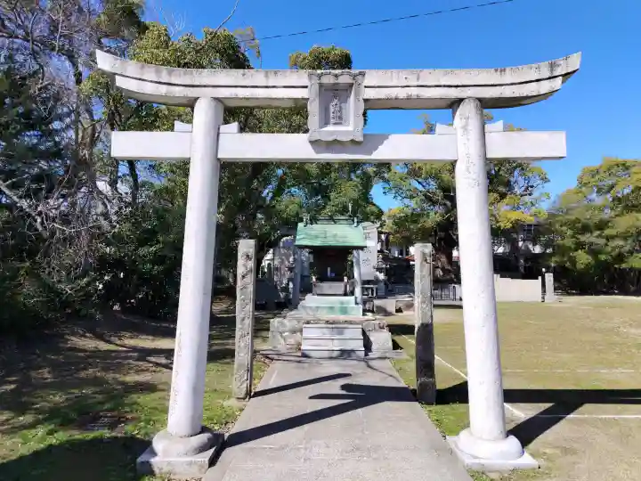 白鳥神社の{uncategorized: "未分類", other: "その他", undefined: "問題あり", building: "その他建物", grave: "お墓", sacred_gate: "鳥居", guardian: "狛犬", statue: "像", buddha: "仏像", history: "歴史", nature: "自然", garden: "庭園", animal: "動物", pagoda: "塔", temizu: "手水舎", mountain_gate: "山門・神門", sanctuary: "本殿・本堂", subordinate: "末社・摂社", art: "芸術", scenery: "景色", jizo: "地蔵", ema: "絵馬", goshuin: "御朱印", omikuji: "おみくじ", items: "授与品その他", amulet: "お守り", goshuincho: "御朱印帳", eats: "食事", festival: "お祭り", votive_dance: "神楽", shichigosan: "七五三参", wedding: "結婚式", experience: "体験その他", initially: "初詣", around: "周辺", anti_infection: "感染症対策"}