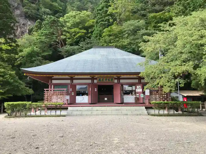 鳳来寺の本殿・本堂