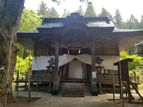 新海三社神社の本殿