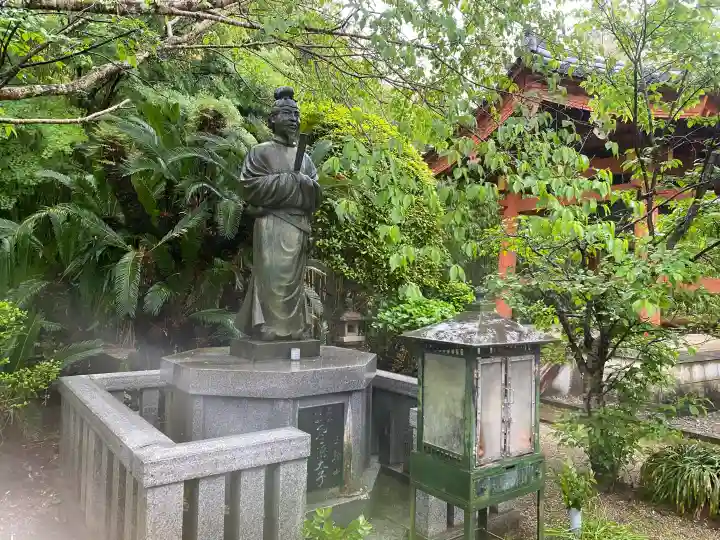 平等寺(三輪山平等寺)の{uncategorized: "未分類", other: "その他", undefined: "問題あり", building: "その他建物", grave: "お墓", sacred_gate: "鳥居", guardian: "狛犬", statue: "像", buddha: "仏像", history: "歴史", nature: "自然", garden: "庭園", animal: "動物", pagoda: "塔", temizu: "手水舎", mountain_gate: "山門・神門", sanctuary: "本殿・本堂", subordinate: "末社・摂社", art: "芸術", scenery: "景色", jizo: "地蔵", ema: "絵馬", goshuin: "御朱印", omikuji: "おみくじ", items: "授与品その他", amulet: "お守り", goshuincho: "御朱印帳", eats: "食事", festival: "お祭り", votive_dance: "神楽", shichigosan: "七五三参", wedding: "結婚式", experience: "体験その他", initially: "初詣", around: "周辺", anti_infection: "感染症対策"}