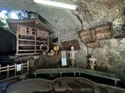 銭洗弁財天宇賀福神社の{uncategorized: "未分類", other: "その他", undefined: "問題あり", building: "その他建物", grave: "お墓", sacred_gate: "鳥居", guardian: "狛犬", statue: "像", buddha: "仏像", history: "歴史", nature: "自然", garden: "庭園", animal: "動物", pagoda: "塔", temizu: "手水舎", mountain_gate: "山門・神門", sanctuary: "本殿・本堂", subordinate: "末社・摂社", art: "芸術", scenery: "景色", jizo: "地蔵", ema: "絵馬", goshuin: "御朱印", omikuji: "おみくじ", items: "授与品その他", amulet: "お守り", goshuincho: "御朱印帳", eats: "食事", festival: "お祭り", votive_dance: "神楽", shichigosan: "七五三参", wedding: "結婚式", experience: "体験その他", initially: "初詣", around: "周辺", anti_infection: "感染症対策"}