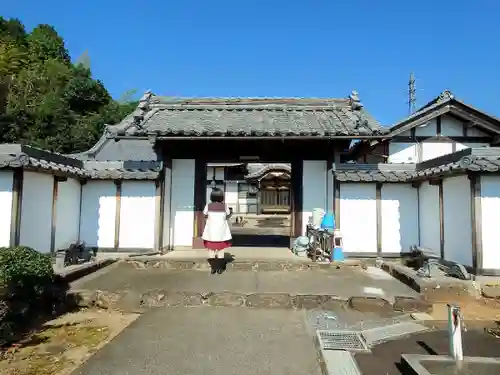 普門寺の山門