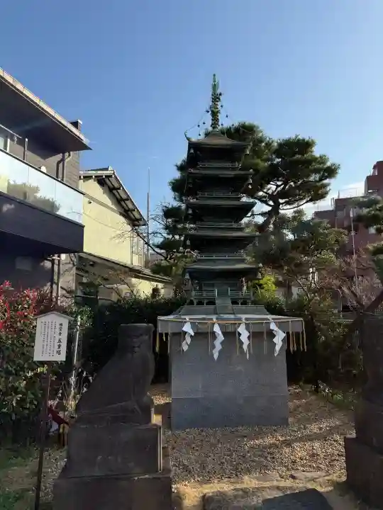 五方山熊野神社の{uncategorized: "未分類", other: "その他", undefined: "問題あり", building: "その他建物", grave: "お墓", sacred_gate: "鳥居", guardian: "狛犬", statue: "像", buddha: "仏像", history: "歴史", nature: "自然", garden: "庭園", animal: "動物", pagoda: "塔", temizu: "手水舎", mountain_gate: "山門・神門", sanctuary: "本殿・本堂", subordinate: "末社・摂社", art: "芸術", scenery: "景色", jizo: "地蔵", ema: "絵馬", goshuin: "御朱印", omikuji: "おみくじ", items: "授与品その他", amulet: "お守り", goshuincho: "御朱印帳", eats: "食事", festival: "お祭り", votive_dance: "神楽", shichigosan: "七五三参", wedding: "結婚式", experience: "体験その他", initially: "初詣", around: "周辺", anti_infection: "感染症対策"}